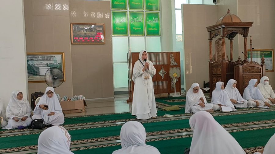 Misliyani,M.Pd.I memberikan siraman rohani pada acara gebyar Ramadhan yang dilaksanakan FORSAPSS Kabupaten Muara Enim