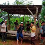 Mahasiswa Semende dan Iqbalmarom lakukan gotong royong membangun Rumah Quran Al Uswah yang terletak di Kota Muara Enim