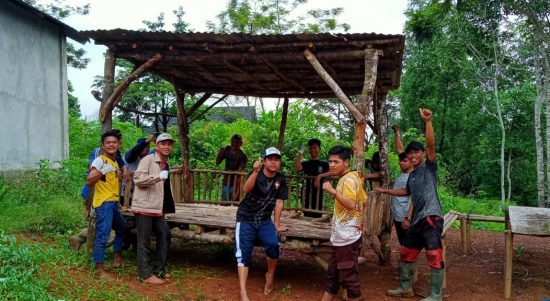 Mahasiswa Semende dan Iqbalmarom lakukan gotong royong membangun Rumah Quran Al Uswah yang terletak di Kota Muara Enim