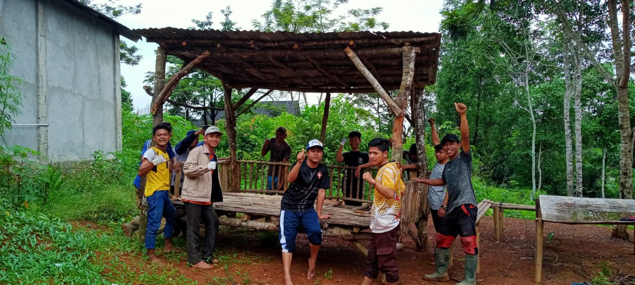 Mahasiswa Semende dan Iqbalmarom lakukan gotong royong membangun Rumah Quran Al Uswah yang terletak di Kota Muara Enim
