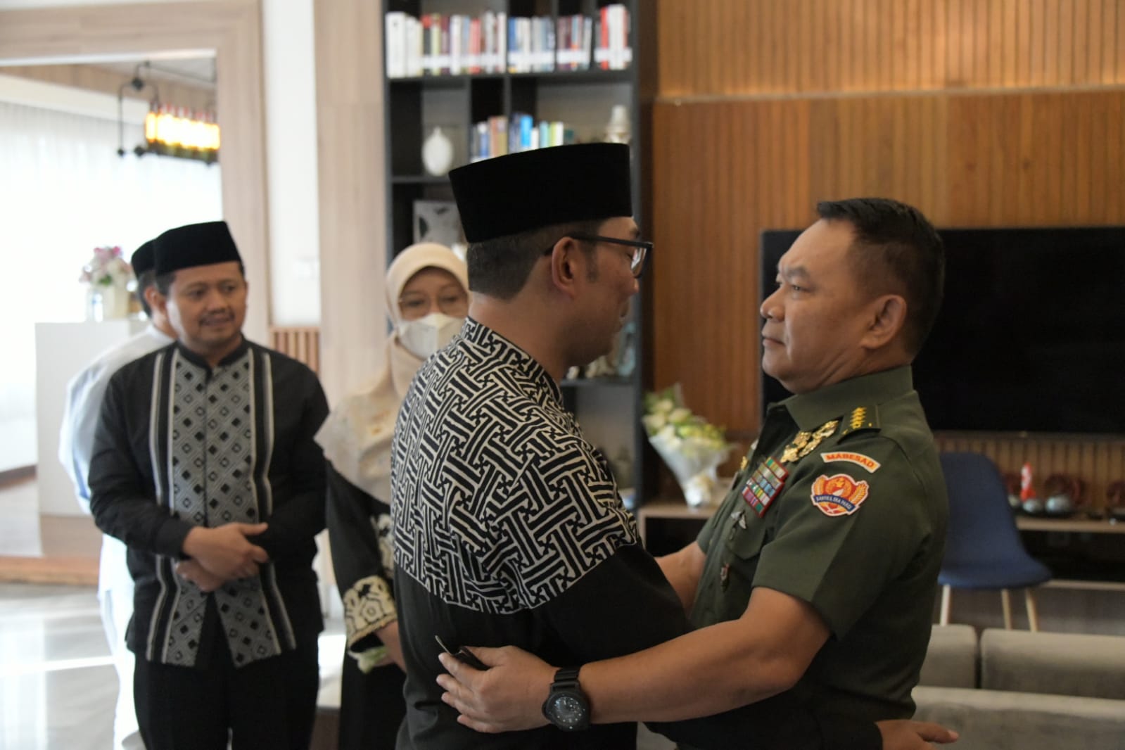Jenderal TNI Dr. Dudung Abdurachman, S.E., M.M, menyampaikan ucapan bela sungkawa atas berpulangnya Almarhum Emmeril Khan Mumtadz atau akrab dipanggil Eril, saat takziyah di Gedung Pakuan Bandung, Senin (13/6/2022)