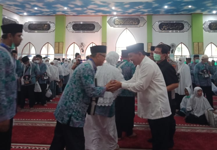 Pj Bupati Muara Enim, Kurniawan AP, M.Si Resmi memberangkatkan Calon Jamaah Haji Kabupaten Muara Enim. Tampak foto : salah satu calon Jamaah Haji, Eem Ibrahim sedang bersalaman dengan Pj Bupati