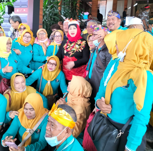 Dewi Motik tokoh wanita asal Muara Enim hadir pada acara puncak Hari Koperasi Nasional di Bali (foto : keceriaan Bapak-Ibu Dekopin Muara Enim yang sedang berfoto bersama Dewi Motik)