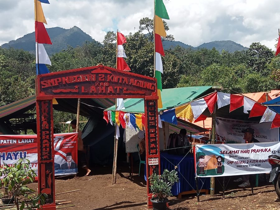 Pemerintah Kecamatan Kota Agung mengelar Perkemahan di Bumi Bukit Suras Desa Pagaruyung Kecamatan Kota Agung, perkemahan ini diikuti seluruh SD, SMP dan SMA serta Kades harus Stand By di lokasi untuk memantau sampai tanggal 18 Agustus mendatang " ujar Supransyah Kades Kebun Jati dilokasi Perkemahan kepada Awak Media 14/8