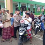 Polres Lahat lakukan giat berbagi berkah dihari Jumat, tampak foto para anggota Polres Lahat sedang membagikan makanan kepada jamaah Masjid