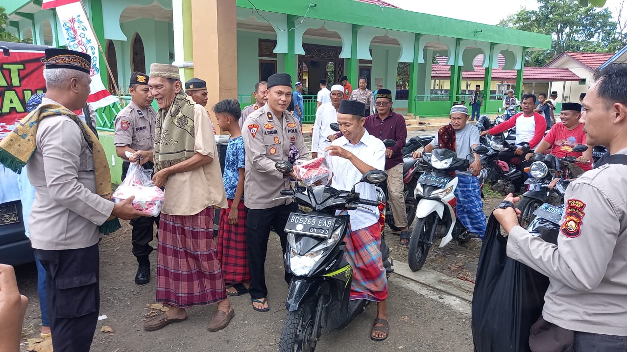 Polres Lahat lakukan giat berbagi berkah dihari Jumat, tampak foto para anggota Polres Lahat sedang membagikan makanan kepada jamaah Masjid