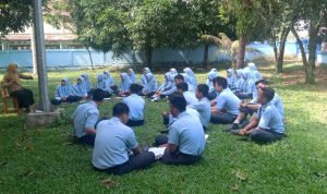 Laila Berharap pada Generasi sekarang untuk menguasai Ilmu Tehnologi digital, semoga apa yang diajarkan pada Siswa kelas XII IPS sangat bermanfaat