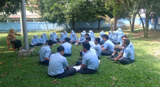 Laila Berharap pada Generasi sekarang untuk menguasai Ilmu Tehnologi digital, semoga apa yang diajarkan pada Siswa kelas XII IPS sangat bermanfaat