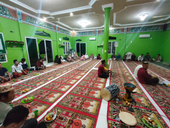 Jamaah Masjid Al Fattah Rumah Tumbuh yang mendengarkan Tausyiah dari Ustad Ajron Abadi