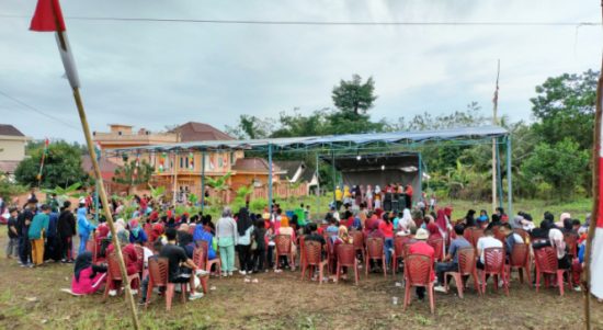 Warga Rumah Tumbuh Muara Enim antusias mengikuti jalan santai yang diadakan RW 10