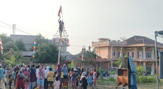 Masyarakat Rumah Tumbuh Muara Enim adakan berbagai macam perlombaan dalam rangka memeriahkan 17 Agustus 2022