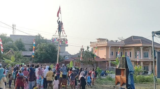 Masyarakat Rumah Tumbuh Muara Enim adakan berbagai macam perlombaan dalam rangka memeriahkan 17 Agustus 2022