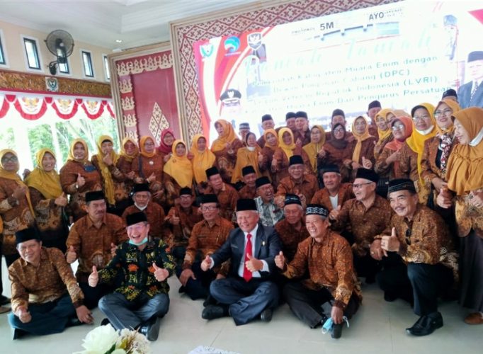 Ketua PWRI Muara Enim H Zulkifli beserta anggota tampak berfoto bersama dengan Pj Sekda dan Asisten Kabupaten Muara Enim H. Riswandar dan H. Emran Tabrani