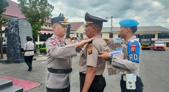 Bertempat di Markas Kepolisian Resort Lahat, Kapolres Lahat AKBP Eko Sumaryanto, S.I.K Pimpin upacara kenaikan pangkat pengabdian