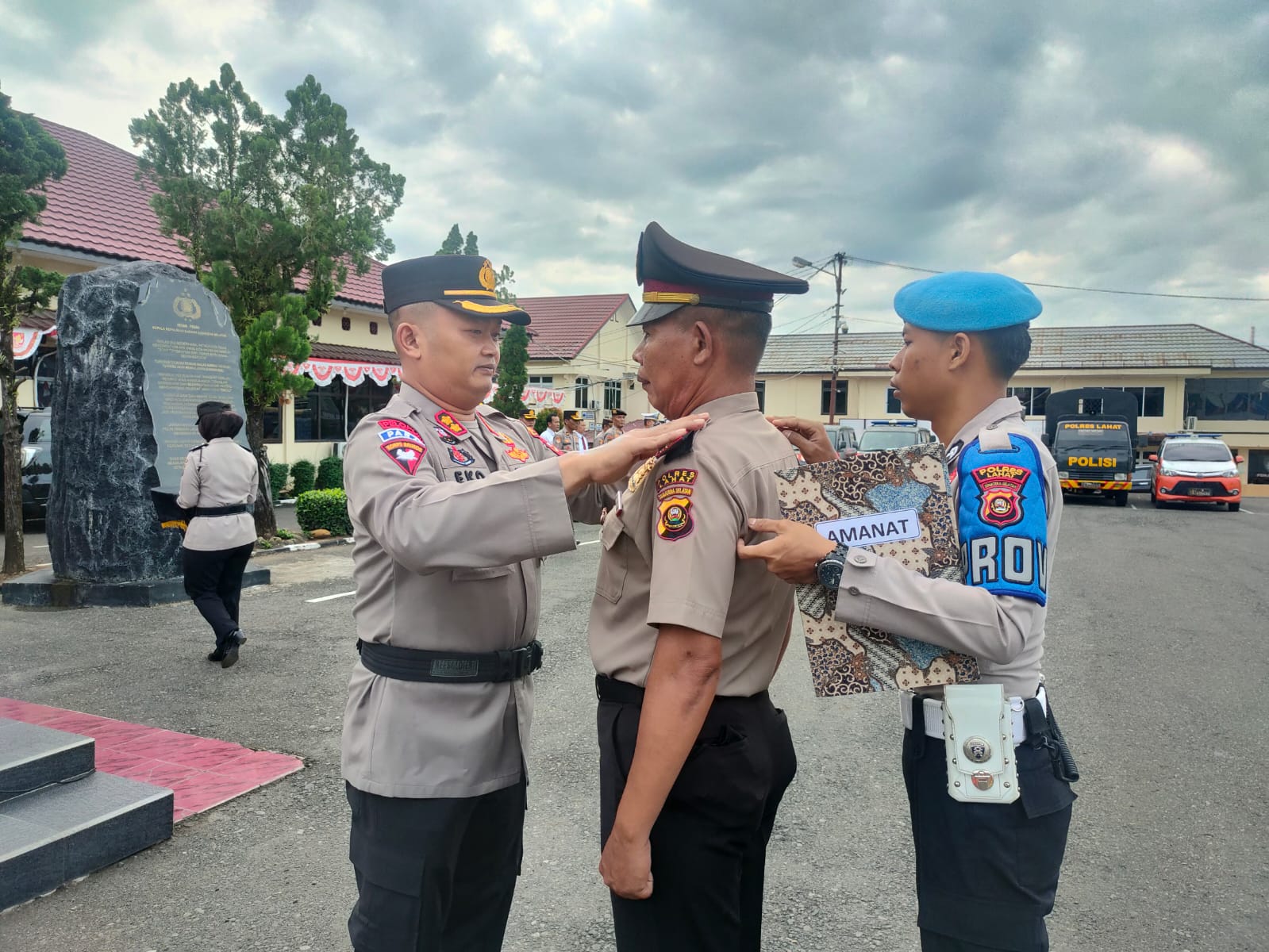 Bertempat di Markas Kepolisian Resort Lahat, Kapolres Lahat AKBP Eko Sumaryanto, S.I.K Pimpin upacara kenaikan pangkat pengabdian