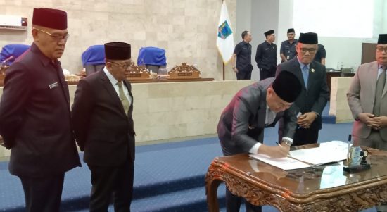 Bertempat di ruang sidang utama DPRD Kabupaten Lahat pada Senin 5 September 2022 dihadiri langsung oleh Bupati Lahat CiK Ujang SH didampingi H.Haryanto SE, MM, MBA, Chandra SH, MM selaku Sekda Lahat beserta Kepala OPD, Staf Ahli, Kaban, Camat, Lurah, TPKK Kabupaten Lahat beserta undangan lainnya. Fitrizal ST, MSi memimpin rapat