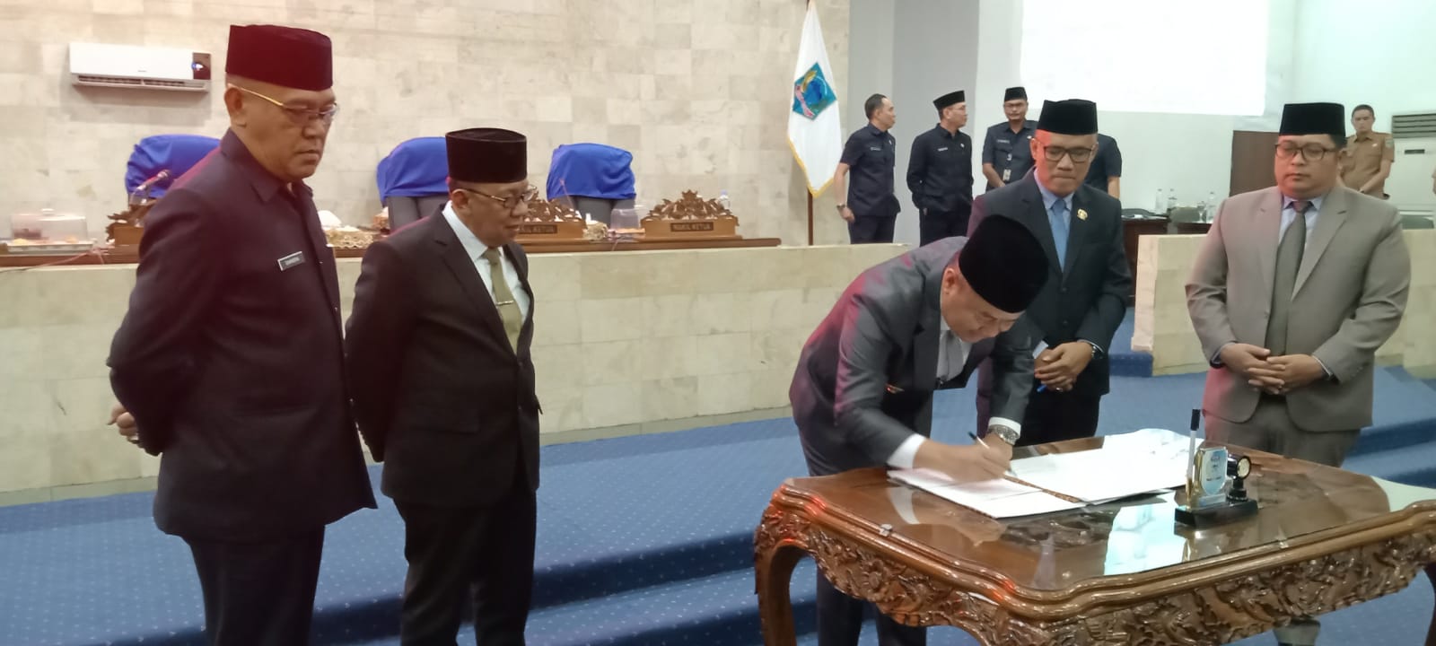 Bertempat di ruang sidang utama DPRD Kabupaten Lahat pada Senin 5 September 2022 dihadiri langsung oleh Bupati Lahat CiK Ujang SH didampingi H.Haryanto SE, MM, MBA, Chandra SH, MM selaku Sekda Lahat beserta Kepala OPD, Staf Ahli, Kaban, Camat, Lurah, TPKK Kabupaten Lahat beserta undangan lainnya. Fitrizal ST, MSi memimpin rapat