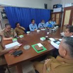 Hadir dalam rapat tersebut, antara lain Kepala UPTD Kesatuan Pengelolaan Hutan (KPH) Wilayah IX Suban Jeriji Amsyahrudin, Kepala Dinas Lingkungan Hidup Muara Enim Kurmin, Kepala Dinas Perkebunan Muara Enim Holika, Deputi General Manager PT MHP Hernadi beserta jajarannya, perwakilan Camat Muara Enim, Kepala Desa Karang Raja Okta Vianty, Anggota BPD Karang Raja Hasan, dan perwakilan warga yang lahannya digusur.