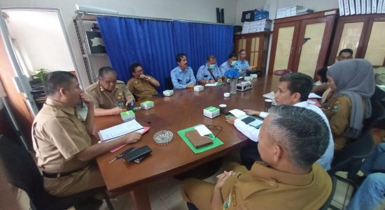 Hadir dalam rapat tersebut, antara lain Kepala UPTD Kesatuan Pengelolaan Hutan (KPH) Wilayah IX Suban Jeriji Amsyahrudin, Kepala Dinas Lingkungan Hidup Muara Enim Kurmin, Kepala Dinas Perkebunan Muara Enim Holika, Deputi General Manager PT MHP Hernadi beserta jajarannya, perwakilan Camat Muara Enim, Kepala Desa Karang Raja Okta Vianty, Anggota BPD Karang Raja Hasan, dan perwakilan warga yang lahannya digusur.