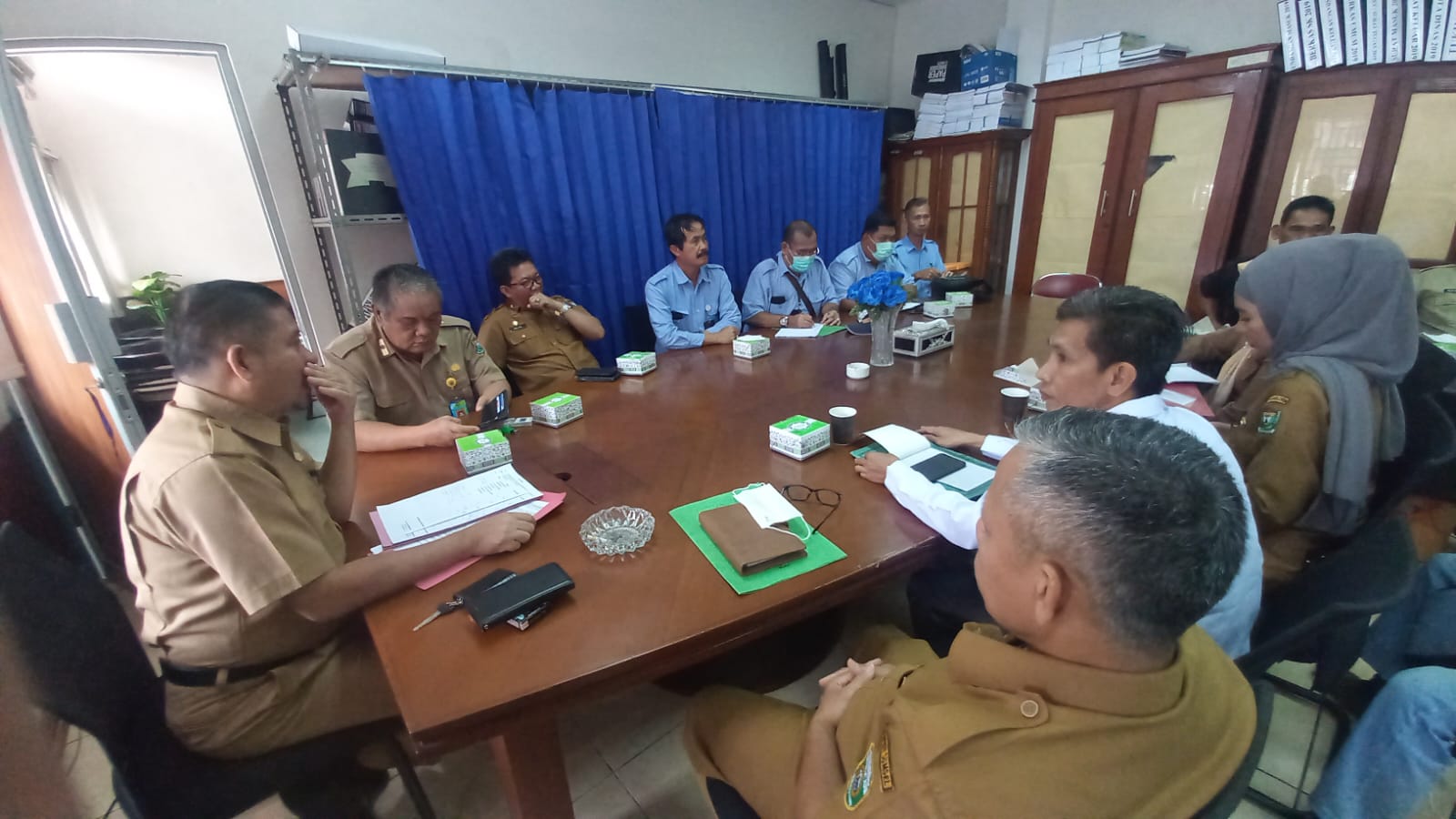 Hadir dalam rapat tersebut, antara lain Kepala UPTD Kesatuan Pengelolaan Hutan (KPH) Wilayah IX Suban Jeriji Amsyahrudin, Kepala Dinas Lingkungan Hidup Muara Enim Kurmin, Kepala Dinas Perkebunan Muara Enim Holika, Deputi General Manager PT MHP Hernadi beserta jajarannya, perwakilan Camat Muara Enim, Kepala Desa Karang Raja Okta Vianty, Anggota BPD Karang Raja Hasan, dan perwakilan warga yang lahannya digusur.