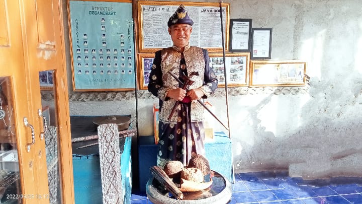 Mengingat pusaka keluarga yang saya miliki sudah sangat tua, saya mohon untuk segara di bangunkan rumah adat dan tugu sejarah agar kebudayaan lokal ini tetap terjaga dengan baik," Sajid