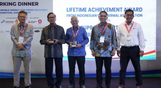 Founder dan Chairman PT Supreme Energy, Supramu Santosa, penghargaan Lifetime Achievement Award dari Asosiasi Panasbumi Indonesia - Indonesian Geothermal Association (API-INAGA) ini ia terima pada acara The 8th Indonesia International Geothermal Convention & Exhibition 2022 di Jakarta, pada Rabu (14/9/2022)