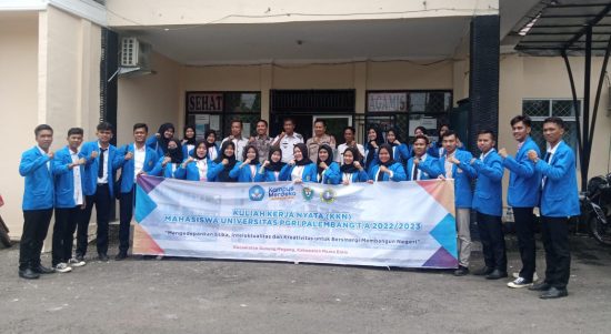 Mahasiswa bersama Camat, Kapolsek, Danramil Gunung Megang laksanakan foto bersama seusai acara penyambutan yang dilaksanakan di aula Kecamatan Gunung Megang