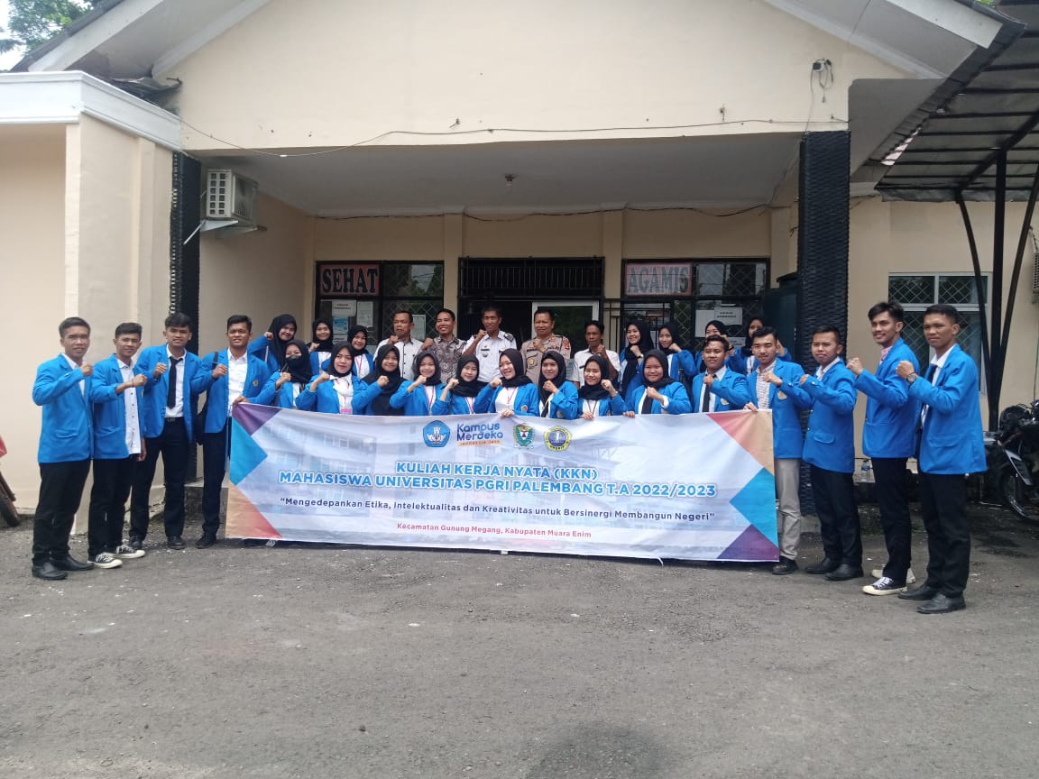 Mahasiswa bersama Camat, Kapolsek, Danramil Gunung Megang laksanakan foto bersama seusai acara penyambutan yang dilaksanakan di aula Kecamatan Gunung Megang