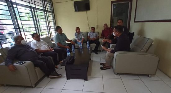 Tim SMSI diterima oleh Ketua PWI Sumut, Farianda Putra Sinik. Dalam pertemuan itu, Ketua SMSI Sumut, Zulfikar Tanjung, didampingi Sekretaris Erris J Napitupulu. (foto : Doc. SMSI Sumut)