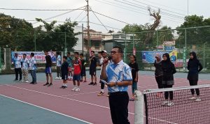 Ketua PESTI Kabupaten Muara Enim memberi sambutan dalam pembukaan Turnamen Soft Tenis. (foto Doc. Media Center KONI Muara Enim)