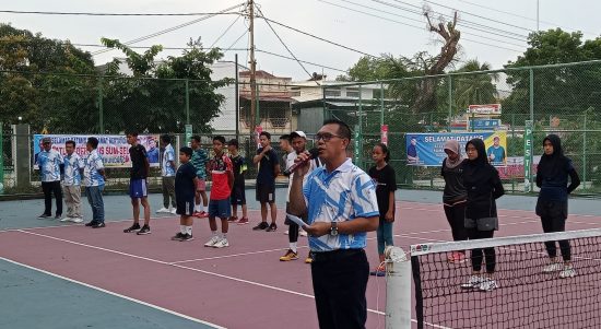 Ketua PESTI Kabupaten Muara Enim memberi sambutan dalam pembukaan Turnamen Soft Tenis. (foto Doc. Media Center KONI Muara Enim)