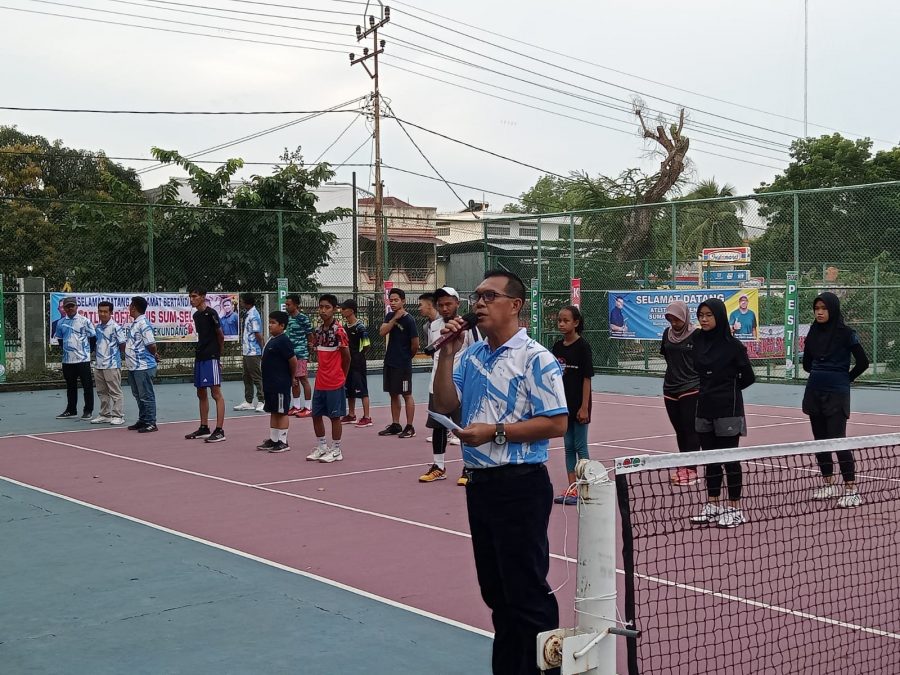 Ketua PESTI Kabupaten Muara Enim memberi sambutan dalam pembukaan Turnamen Soft Tenis. (foto Doc. Media Center KONI Muara Enim)