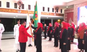 Penyerahan Bendera Pataka IODI dari Ketua Sumsel Suparman Roman ke Ketua IODI Kabupaten Muara Enim Yunita Anggraini di Balai Agung Serasan Muara Enim. (foto : aldjamaz)