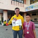 Pedrosa, Pelajar asal SDN 2 Ujanmas Baru berhasil menyabet gelar juara 2 pada kejuaraan Taekwondo Bupati Cup 2022. Tampak foto, Pedrosa bersama sang Ayah seusai menerima medali