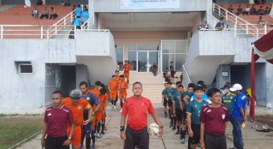 Laga Sepakbola dalam lanjutan Bupati Cup 2022 yang dilangsungkan di Lapangan sepakbola Sekundang Bara Muara Enim