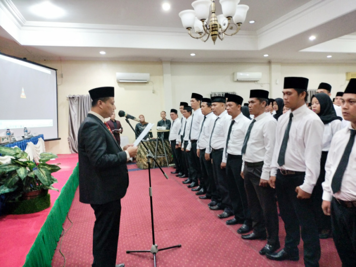 Pelantikan Pengawas Pemilu (Panwaslu) Se Kabupaten Muara Enim yang dilakukan oleh Ketua Bawaslu Kabupaten Muara Enim Suprayitno di Ballroom Hotel Griya Serasan Sekundang Muara Enim