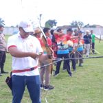 Pengurus dan para tamu undangan tampak melakukan panahan pertama sebagai tanda dimulainya turnamen Panahan Bupati Cup 2022 di Stadion Sekundang Bara Kota Muara Enim