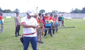 Pengurus dan para tamu undangan tampak melakukan panahan pertama sebagai tanda dimulainya turnamen Panahan Bupati Cup 2022 di Stadion Sekundang Bara Kota Muara Enim