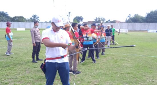 Pengurus dan para tamu undangan tampak melakukan panahan pertama sebagai tanda dimulainya turnamen Panahan Bupati Cup 2022 di Stadion Sekundang Bara Kota Muara Enim