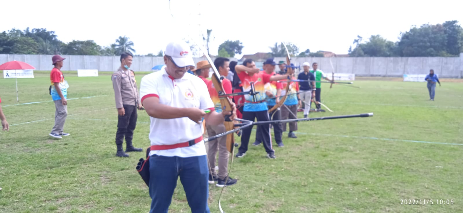 Pengurus dan para tamu undangan tampak melakukan panahan pertama sebagai tanda dimulainya turnamen Panahan Bupati Cup 2022 di Stadion Sekundang Bara Kota Muara Enim