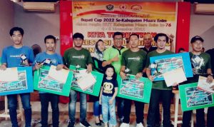 Ketua KONI Kabupaten Muara Enim, M. Chandra,SH,.M.Kn lakukan foto bersama para pemenang kejuaraan Billiard Bupati Cup 2022 Kabupaten Muara Enim. (Foto : Deni)