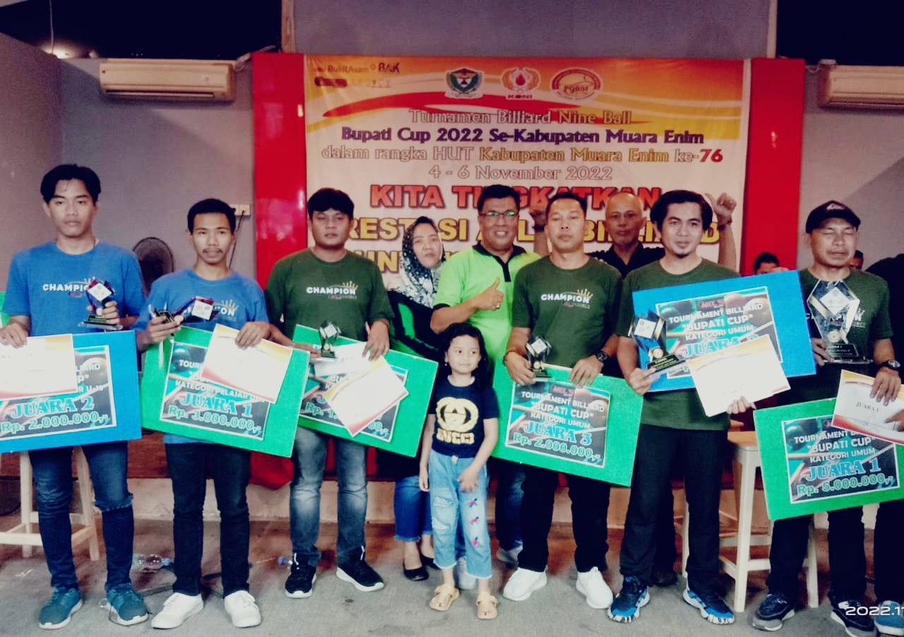 Ketua KONI Kabupaten Muara Enim, M. Chandra,SH,.M.Kn lakukan foto bersama para pemenang kejuaraan Billiard Bupati Cup 2022 Kabupaten Muara Enim. (Foto : Deni)