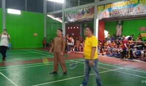 Kepala Dispora Muara Enim Syarifudin bersama Ketua KONI M. Chandra lakukan pemukulan pertama sebagai tanda dibukanya kejuaraan Bulutangkis Bupati Cup 2022