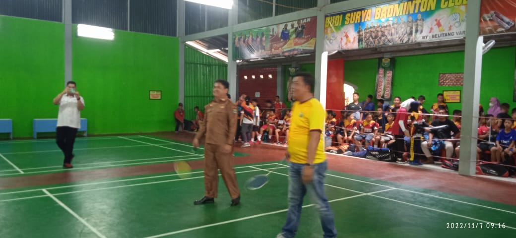 Kepala Dispora Muara Enim Syarifudin bersama Ketua KONI M. Chandra lakukan pemukulan pertama sebagai tanda dibukanya kejuaraan Bulutangkis Bupati Cup 2022