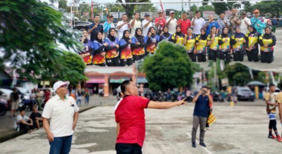 Bertempat di Lapangan SDN 6 Kota Muara Enim, Ketua KONI Kabupaten Muara Enim M. Chandra,SH,.M.Kn lakukan pemukulan pertama sebagai tanda dibukanya Turnamen Bola Voli Bupati Cup 2022. (Sbr/Foto & Editor : Al'Djamaz)